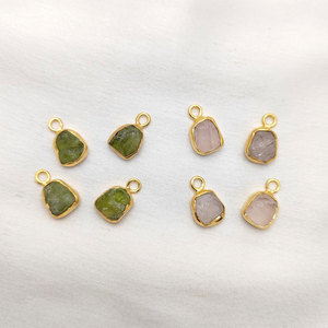 Pendentif romantique fait main en argent sterling plaqué or, avec pierre précieuse sertie en bélière de 8 à 12 mm, péridot naturel, quartz rose brut, coupe brute, IGI - Product Image 1