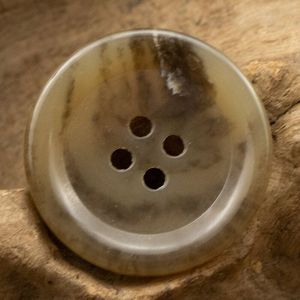 Botones duraderos de cuerno de buey de 4 AGUJEROS PARA sastrería y moda - Product Image 1