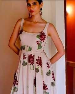 Vestido semilargo de Georgette Beige con estampado de flores con estilo para mujer Tela de rayón con cuello cuadrado y diseño sin mangas-Vestido marrón - Product Image 3