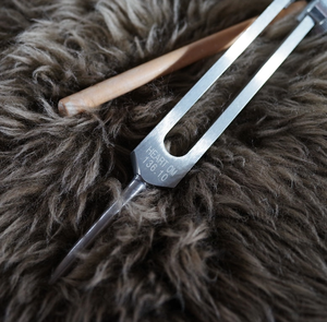 Diapasón de Sonido Curativo con Frecuencia de 136.1 Hz, con Mazo y Bolsa - Product Image 3