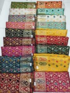 Brocart de soie Banarasi indien traditionnel tissé à la main sur des métiers spéciaux en tissu tricoté Jacquard de style mariage Varanasi - Product Image 6