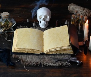 Marvel Dr. Strange Darkhold Journal en cuir avec fermeture Eye of Agamotto Deckle Edge Paper Blank pour collectionneurs et fans - Product Image 3