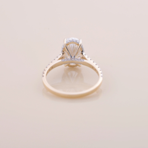 Bague de fiançailles en or rose jaune et blanc 14 carats avec halo de diamants ovales de 5,04 carats cultivés en laboratoire et pierres latérales rondes - Product Image 5