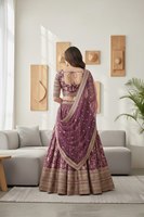 Vente flash : Lehenga Choli de mariée traditionnel avec de riches sequins et broderies pour les jours de mariage et les réceptions, disponible à la vente