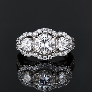 Anillo de Compromiso de Moissanita con Corte Brillante VVS1, Diseño de Flor con Halo de Tres Piedras, Engaste Pavé, Lujoso y Moderno, Anillo S925 - Product Image 5