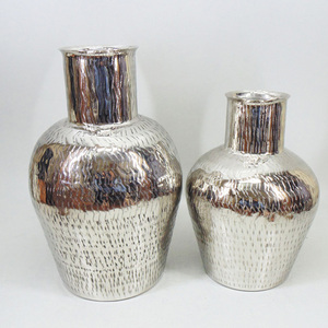 Florero de aluminio recién hecho a mano con patrones distintivos tallados a mano que mejoran la decoración del hotel con un toque de elegancia moderna - Product Image 3