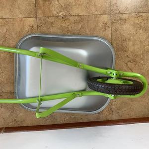 Mini brouette de jardin légère pour enfants en métal et plastique avec roues en caoutchouc plein, cadeau idéal pour les enfants pour jouer dans la cour - Product Image 4