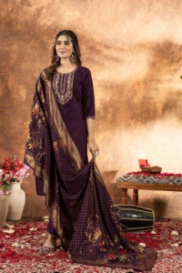 Esthétique ethnique élévatrice sur mesure pantalon droit Kurti Dupatta ensemble artisanat indien authentique pour la vente en gros B2B - Product Image 4