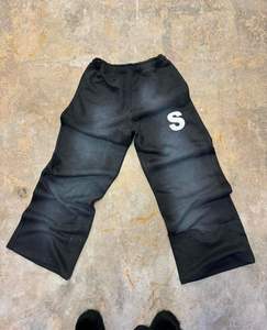 กางเกงวอร์มขาบานทรงเอวกลางผ้าฝ้าย 100% ล้างสีแบบแอซิดวอช ปักลายกราฟิกแบบแอพพลิเคพร้อมโลโก้สั่งทำพิเศษสำหรับผู้ชาย - Product Image 4