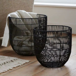 Cesto de Ropa de Hierro Elegante que Agrega Encanto Moderno a Dormitorios, Baños y Lavaderos Mientras Almacena Ropa Fácilmente - Product Image 1