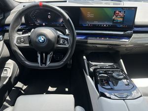 BMW i5 M60 AWD 2024 d'occasion, incroyablement parfait, faible kilométrage, en stock, proposé à un prix incroyable, à ne pas manquer - Product Image 4