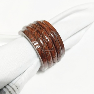 Fantastiques ronds de serviette en bois d'acacia gravés pour le linge de table et la fête Ronds de serviette en bois gravés fabriqués à la main en Inde - Product Image 1