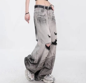 Vaqueros azules clásicos con detalles desgastados para uso diario - Product Image 3