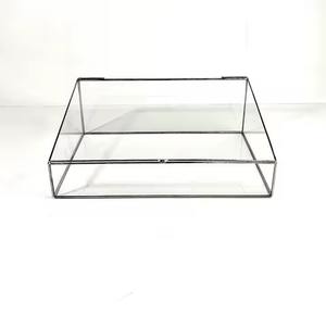 Boîte à bijoux en verre transparent de forme ronde avec finition dorée, bordure en laiton métallique, pour le rangement des bagues de mariage - Product Image 6