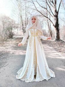 Nouvelle dernière et belle robe Abaya/Caftan musulmane blanche marocaine avec broderie zari or sur la robe @ 2024 - Product Image 2