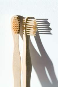 แปรงสีฟันสำหรับเดินทางทำจากไม้ไผ่แบบพรีเมี่ยมสำหรับผู้ใหญ่ดีไซน์เป็นมิตรต่อสิ่งแวดล้อมพร้อมสไตล์เพรียวบางและยั่งยืนผสมกับสีชาร์โคล - Product Image 4