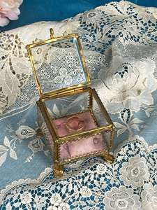 Caja de anillo de cristal de diseño adorable, organizador de joyas hecho con vidrio y Marco de pulido dorado de Metal para compromiso de boda de cumpleaños - Product Image 4