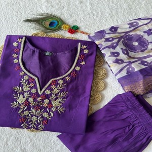 Conjunto Premium de Kurti, Pantalón y Dupatta de Seda Romana con Dupatta de Jacquard de Seda Lichi Pesada, Hermoso Trabajo a Mano, Conjunto de Kurta de 3 Piezas - Product Image 5