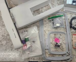 NOUVELLE Machine à coudre et à broder H-u-s-q-v-a-r-n-a V-i-k-i-n-g Designer R-u-b-y R-o-y-a-l-e - Product Image 2