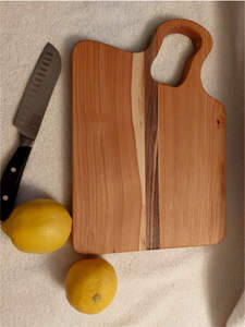 Tabla de Cortar Rectangular de Madera Marrón - Sostenible, Duradera y Fácil de Limpiar para Uso en la Cocina - Product Image 2