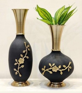 Juego de dos jarrones Art Deco de aluminio mate negro clásico moderno y elegante con incrustaciones florales doradas con cuellos metálicos para el estilo del hogar - Product Image 1