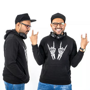 Sweat à capuche polyvalent unisexe chic noir avec cordon de serrage de poche avant Style personnalisé imprimé Vêtements d'utilisation simple - Product Image 2