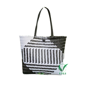 Bolsa tejida de plástico artesanal de Vietnam, bolso reciclado para recados diarios, estilismo fotográfico y venta al por menor de marca ética - Product Image 1