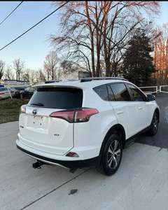 Toyota RAV4 XLE 2017, Interior Oscuro, Asientos de Cuero, Automático, con Volante a la Izquierda, Tamaño de Neumáticos R17, Gasolina/Eléctrico, Usado - Product Image 2