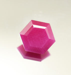 Hexagone rubis opaque à facettes de 6 mm à 20 mm pierre précieuse en vrac rubis rouge foncé créée en laboratoire pour la fabrication de bijoux à bricoler soi-même. - Product Image 5