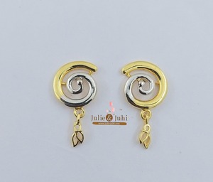 Pendientes de Oro Amarillo de 22K de Primera Calidad para Mujer, Diseñados para Uso Diario, con un Elegante Diseño de Broche - Product Image 1