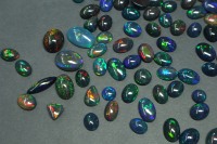 Opale de feu noire naturelle d'Éthiopie Panjshir Gems, cabochon poli 11-17mm, pierre précieuse en vrac pour bijoux
