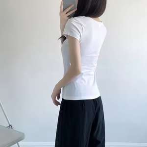 Suministro de fábrica Camisetas para mujer Colores sólidos y cuello en V Mangas cortas Patrones estampados y cuadros Comprimidos Característica al por mayor - Product Image 4