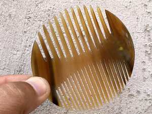 หวีเขาสัตว์คุณภาพสูง ทำด้วยมือ ผิวเรียบเนียน ป้องกันผมชี้ฟู สำหรับร้านเสริมสวยและใช้ส่วนตัว - Product Image 4