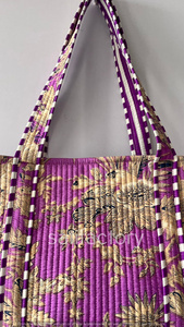 Sac fourre-tout en coton matelassé à fleurs violettes faites à la main fermeture à glissière écologique style à la mode pour le shopping ou la plage - Product Image 4