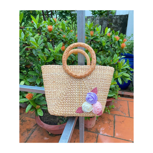 ช่างฝีมือกระเป๋าผักตบชวาทอมือที่มี3D เน้นผ้าลายดอกไม้และซับในที่ดีสำหรับชายหาดฤดูร้อนของขวัญหรือใช้ในชีวิตประจำวัน - Product Image 1