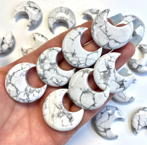 Haute qualité sculpté à la main cristal naturel blanc Howlite lune forme sculpture pour la décoration de la maison - Product Image 1