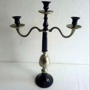 Candelabro clásico de 3 brazos en negro y plateado. Estilo atemporal disponible a precios de mayorista. - Product Image 1