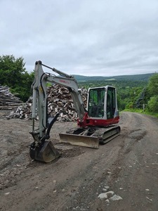 Mini-excavatrice sur chenilles d'occasion Takeuchi TB 250 avec vérin hydraulique et moteur Eaton, puissance de creusement élevée - Product Image 2
