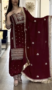 Vente en gros de costumes Panjabi, haut avec crêpe de soie naturelle lourde, costume Patiala pour femmes, vêtements de mariage et de fête - Product Image 4