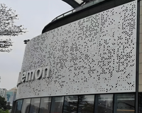 Panneau solide en aluminium perforé à trous irréguliers de conception moderne, revêtu de PVDF pour revêtement de façade