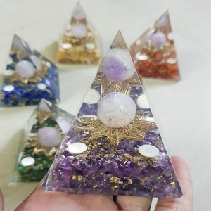 Vente en gros sphère de cristal d'améthyste pyramide d'orgone pyramide d'orgonite d'énergie en résine en vrac pyramide de cristal d'orgonite vente en gros - Product Image 5