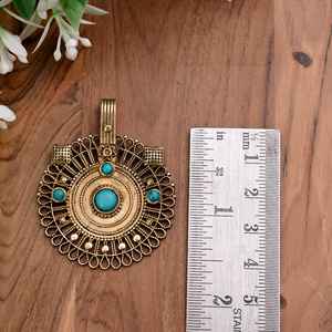 Pendentif Rond Ethnique Bohème Vintage Plaqué Or & Argent Bijoux en Gros avec Turquoise & Pierres Noires Matériau Laiton - Product Image 4