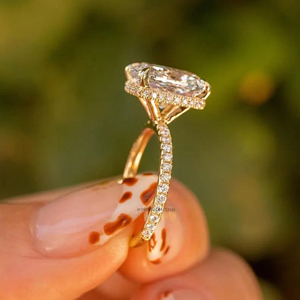 Bague solitaire Moissanite coussin allongé 7.5x9.5 MM fabriquée à la main avec enveloppe invisible et réglage sécurisé à quatre griffes pour elle - Product Image 3