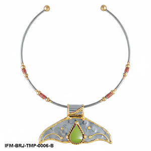 Collar con Colgante de Metal Mixto Tri-Metal, Diseño Martillado Artesanal con Piedra Verde, Gargantilla Boho Artesanal - Product Image 5