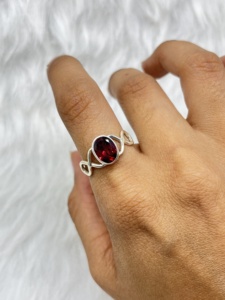 แหวนเงินโกเมนธรรมชาติแหวนเงินโกเมนทำด้วยมือแหวนเงินสไตล์โบฮีเมียนสำหรับเธอ - Product Image 4