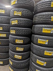 Neumático Radial 4x4 para las 4 Estaciones, Sin Cámara, 225/40ZR18, para Reemplazo/Reparación, Rin de 3 Pulgadas - Product Image 1