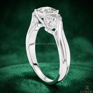 แหวนเพชรทรงปรินเซสคัทจาก Lumera Fine Jewellery ได้รับการรับรองจาก IGI เพชรเพาะเลี้ยงสี D ประดับด้วยเพชรทรงหัวใจด้านข้าง ชุบทอง 18K - Product Image 3