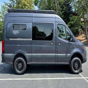 Sprinter 2500 4x4 2024 IMPECABLE, con Asientos de Cuero, Cámara Trasera, Techo Solar, Faros LED, Listo para Enviar - Product Image 2