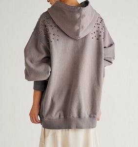 Vente en gros de sweat-shirts à capuche surdimensionnés en coton d'automne, fabricant OEM, design personnalisé avec rivets métalliques lourds, mode urbaine de rue - Product Image 1