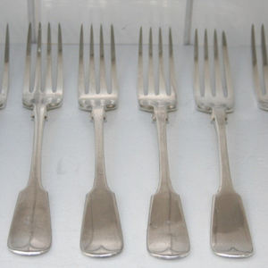 Fourchette en acier inoxydable de style minimaliste avec éclat argenté doux adaptée aux cuisines domestiques et aux tables à manger - Product Image 3